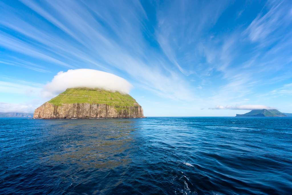 Остров Луйтла-Дуймун в шапке из облаков
