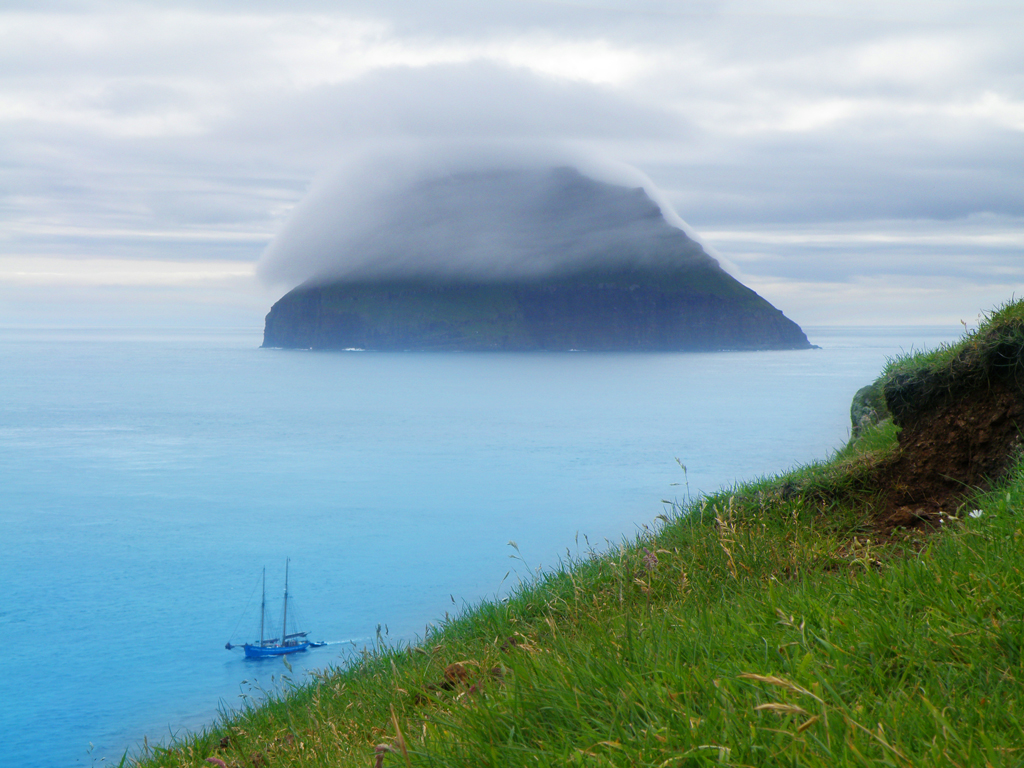Вид остров Луйтла-Дуймун с острова Стоура-Дуймун, Фарерские острова