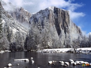 Заснеженные горы в заповеднике Йосемити