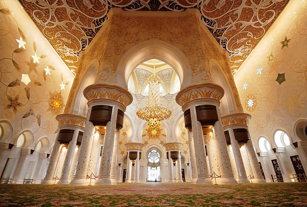 Ковер и люстра в Большой мечети шейха Зайда