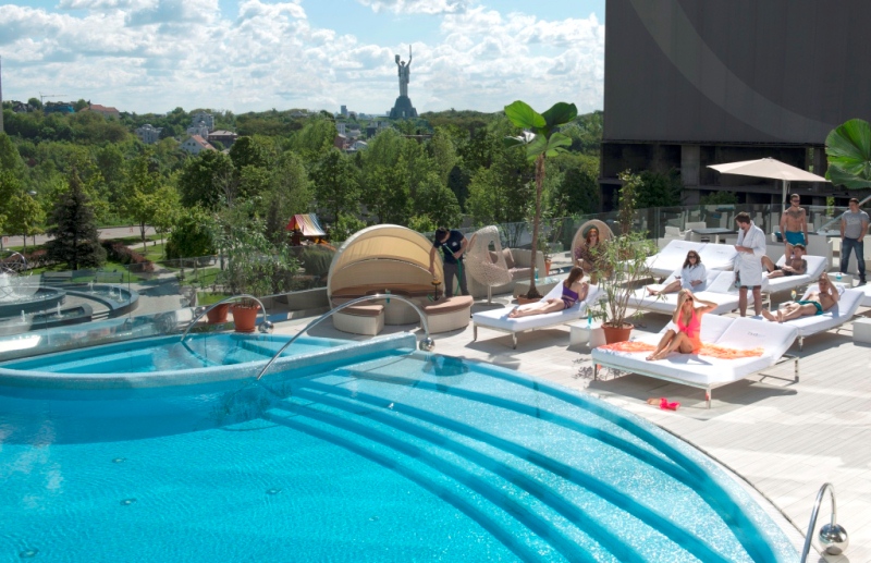 Клуб с открытым бассейном - Tsarsky City Resort, Киев