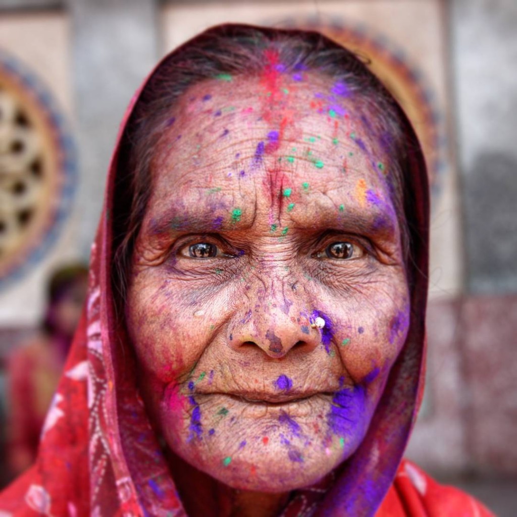 Все возрасты на празднике Холи, Индия