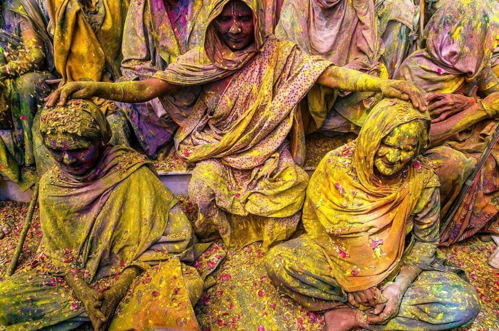 Яркие краски на празднике Холи в Индии